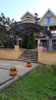 Навес из поликарбоната арочный над лестницей у дома