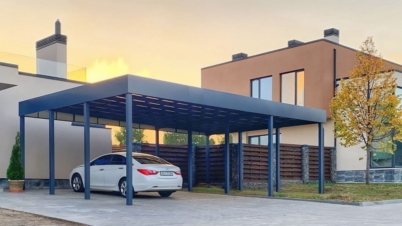 Односкатный автонавес из поликарбоната в стиле хай-тек для автомобиля Полузакрытый навес с крышей из поликарбоната